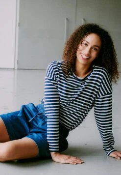 OXMO OXLILLITH REGULAR FIT - Denim Shorts - Mid Blue Denim -OXMO Store 17148ba18b204fb499e6ddc4d1460503