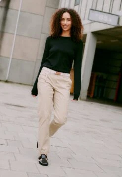 OXMO OXCHAKIRA - Chinos - Simple Tau 20 OXMO OXCHAKIRA - Chinos - Simple Tau -OXMO Store 2ddc9014a88b49c09d33314b0a401d50