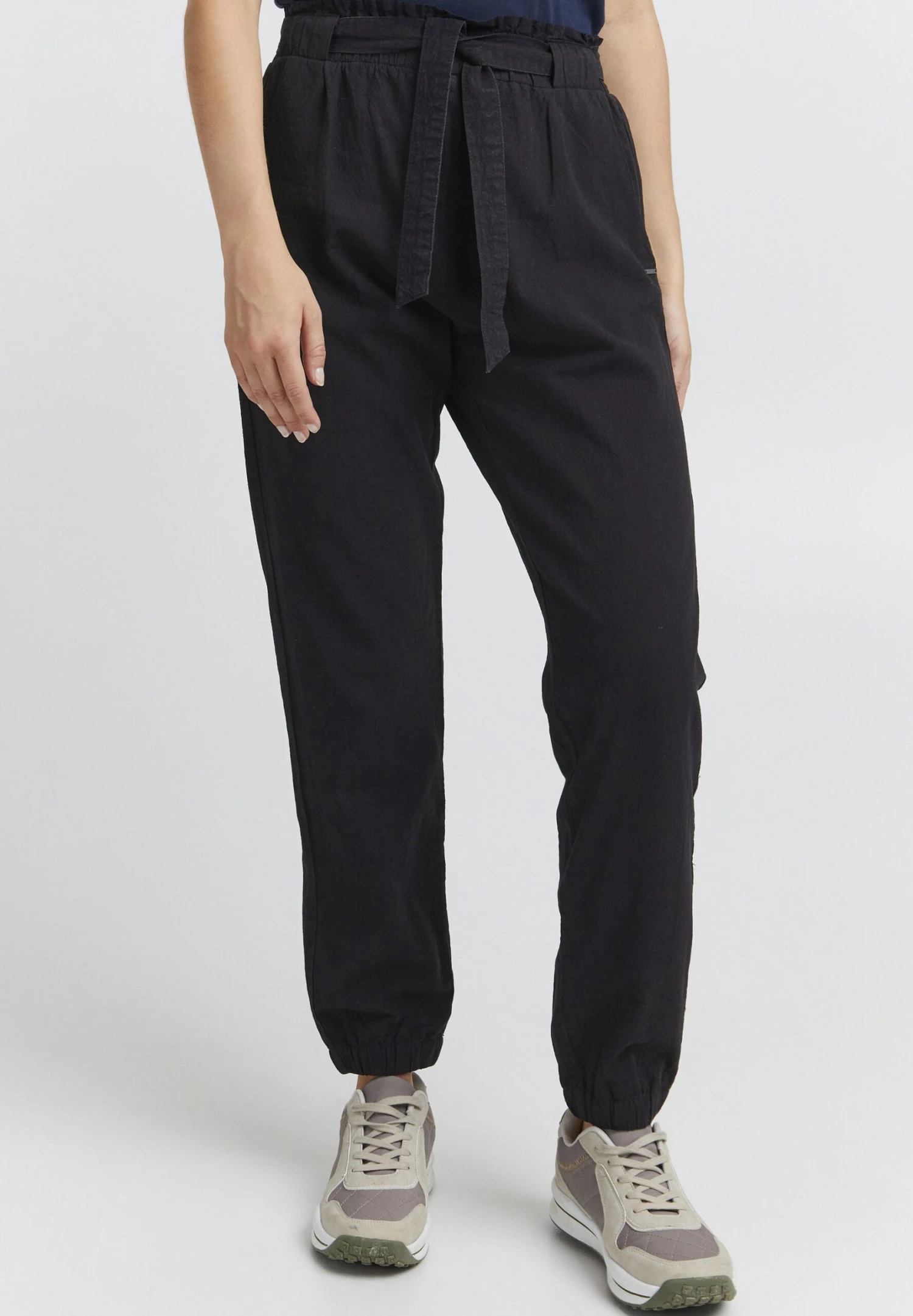 OXMO OXLENNJA REGULAR FIT ELASTIC CUFFS - Trousers - Black 1 OXMO OXLENNJA REGULAR FIT ELASTIC CUFFS - Trousers - Black
