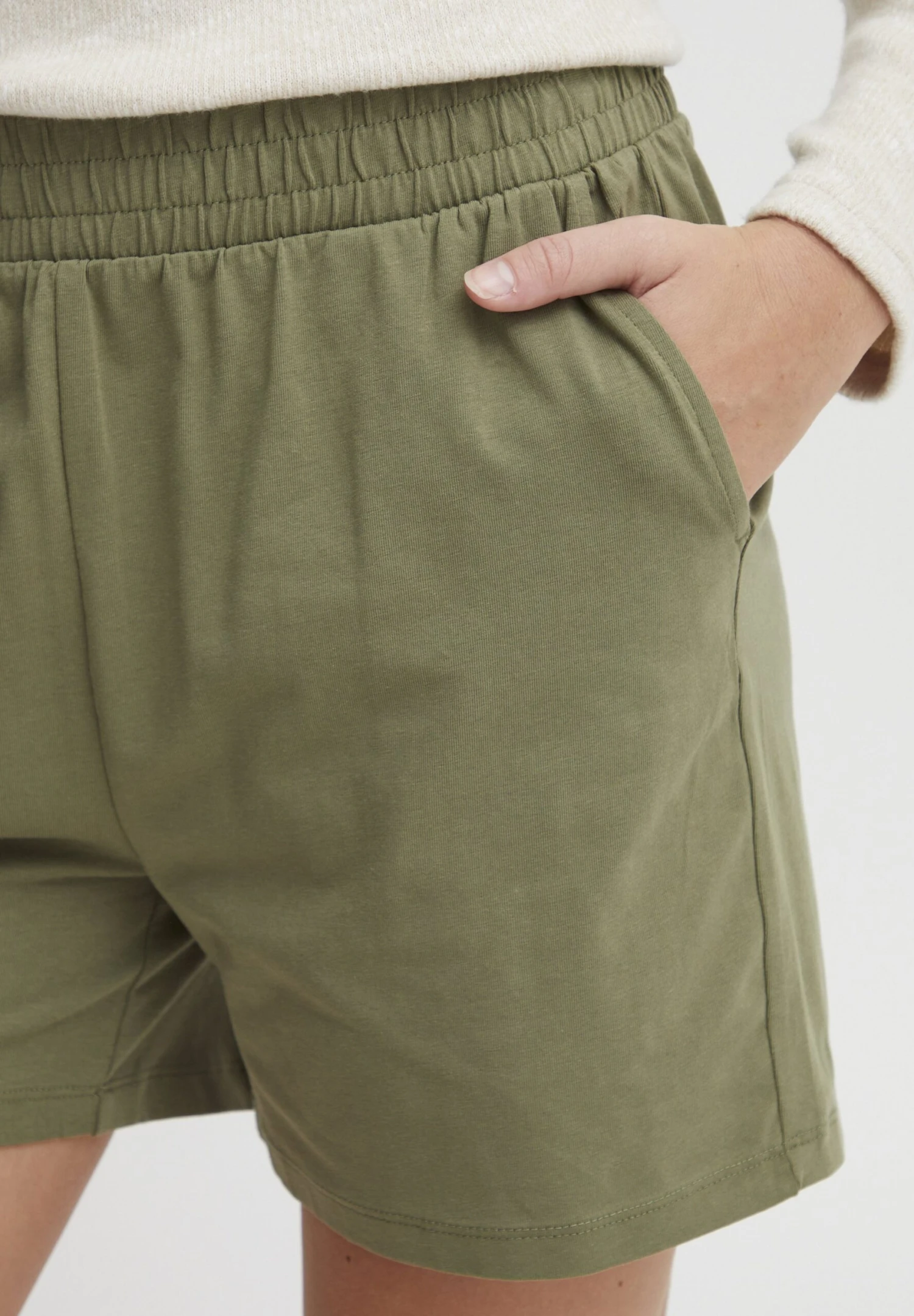 OXMO OXODINE REGULAR FIT - Shorts - Olivine 4 OXMO OXODINE REGULAR FIT - Shorts - Olivine - Image 4