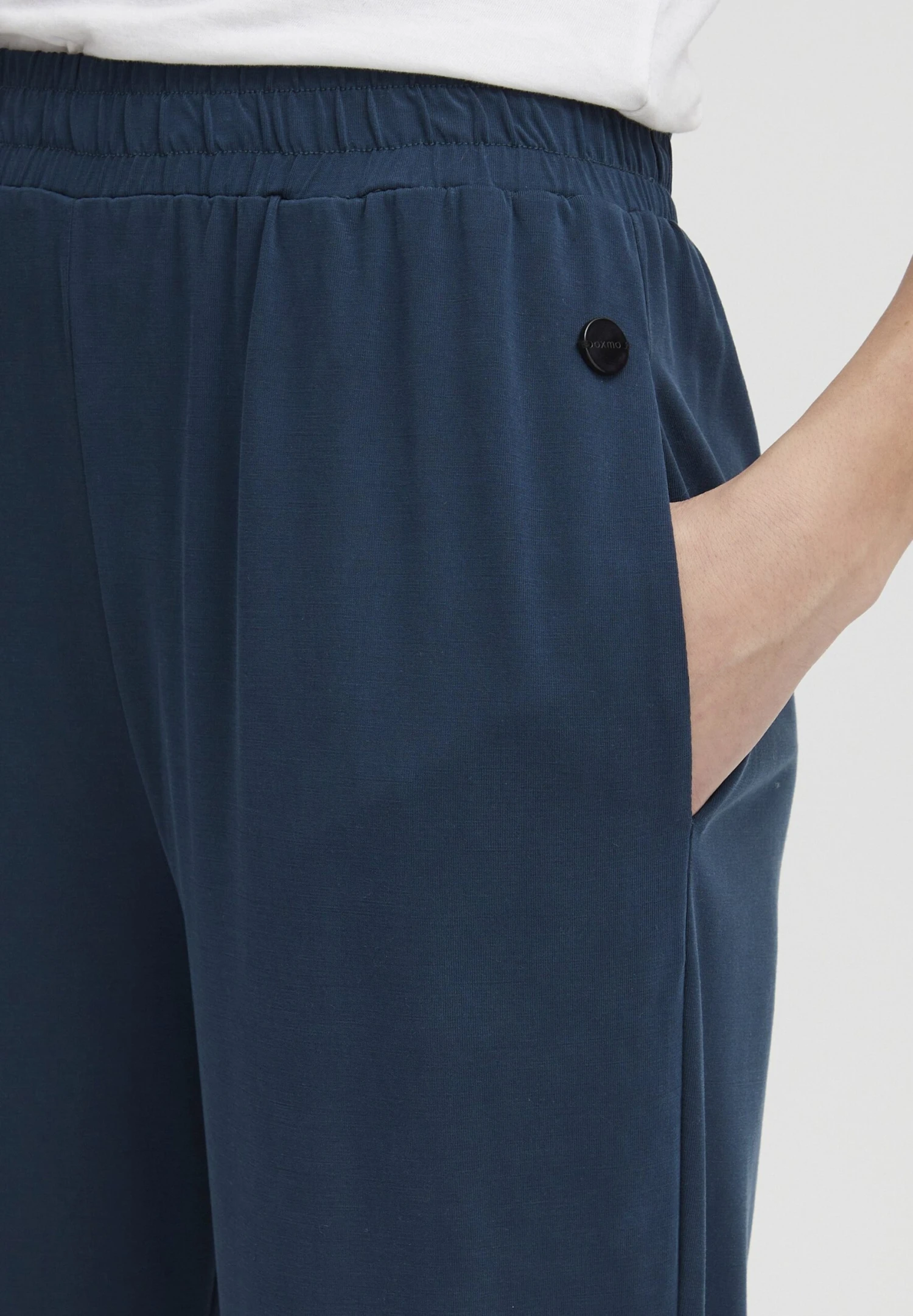 OXMO OXBRIANNA REGULAR FIT - Tracksuit Bottoms - Total Eclipse 4 OXMO OXBRIANNA REGULAR FIT - Tracksuit Bottoms - Total Eclipse - Image 4