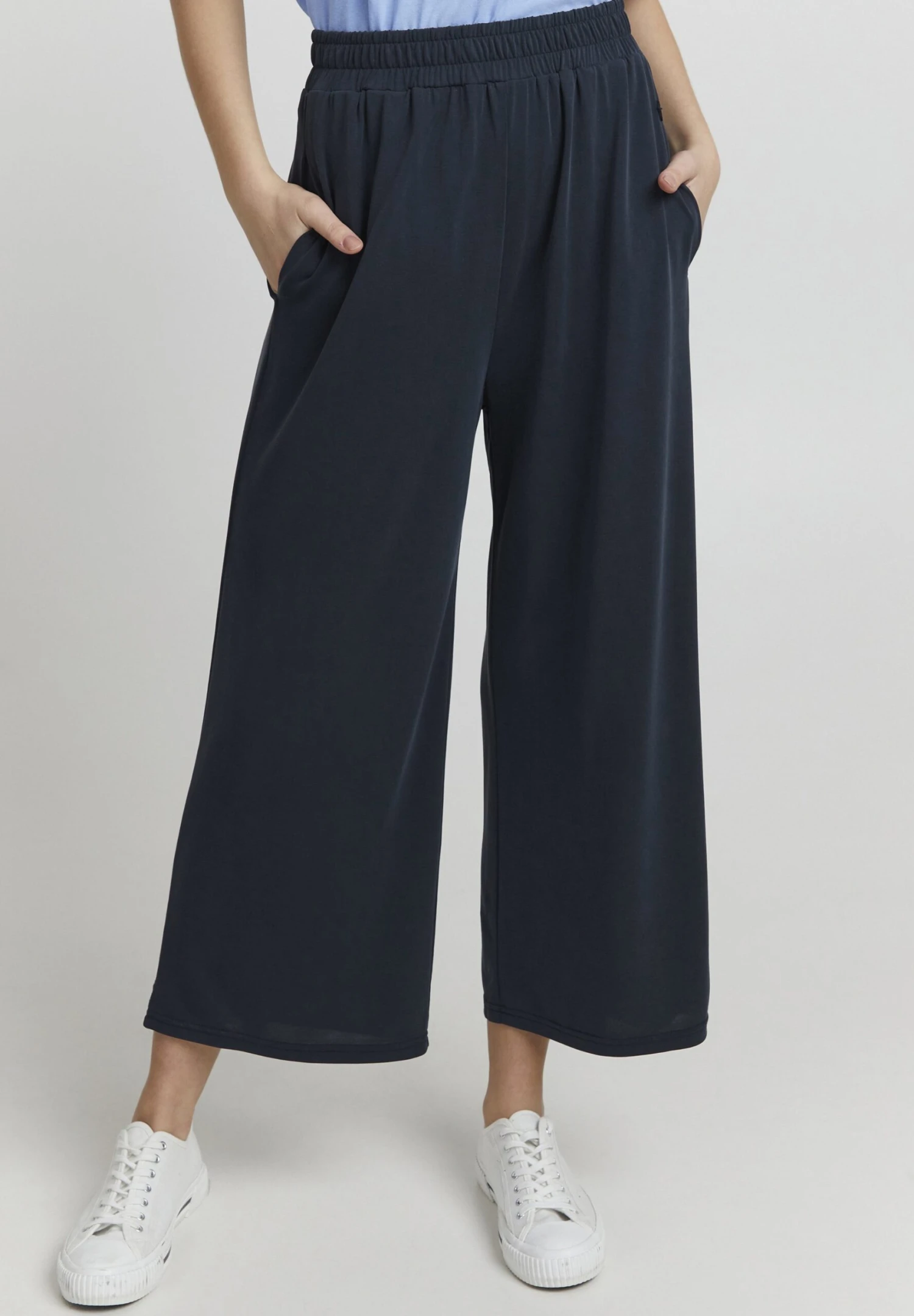 OXMO OXBRYNDIS REGULAR FIT WIDE LEG - Trousers - Total Eclipse 1 OXMO OXBRYNDIS REGULAR FIT WIDE LEG - Trousers - Total Eclipse