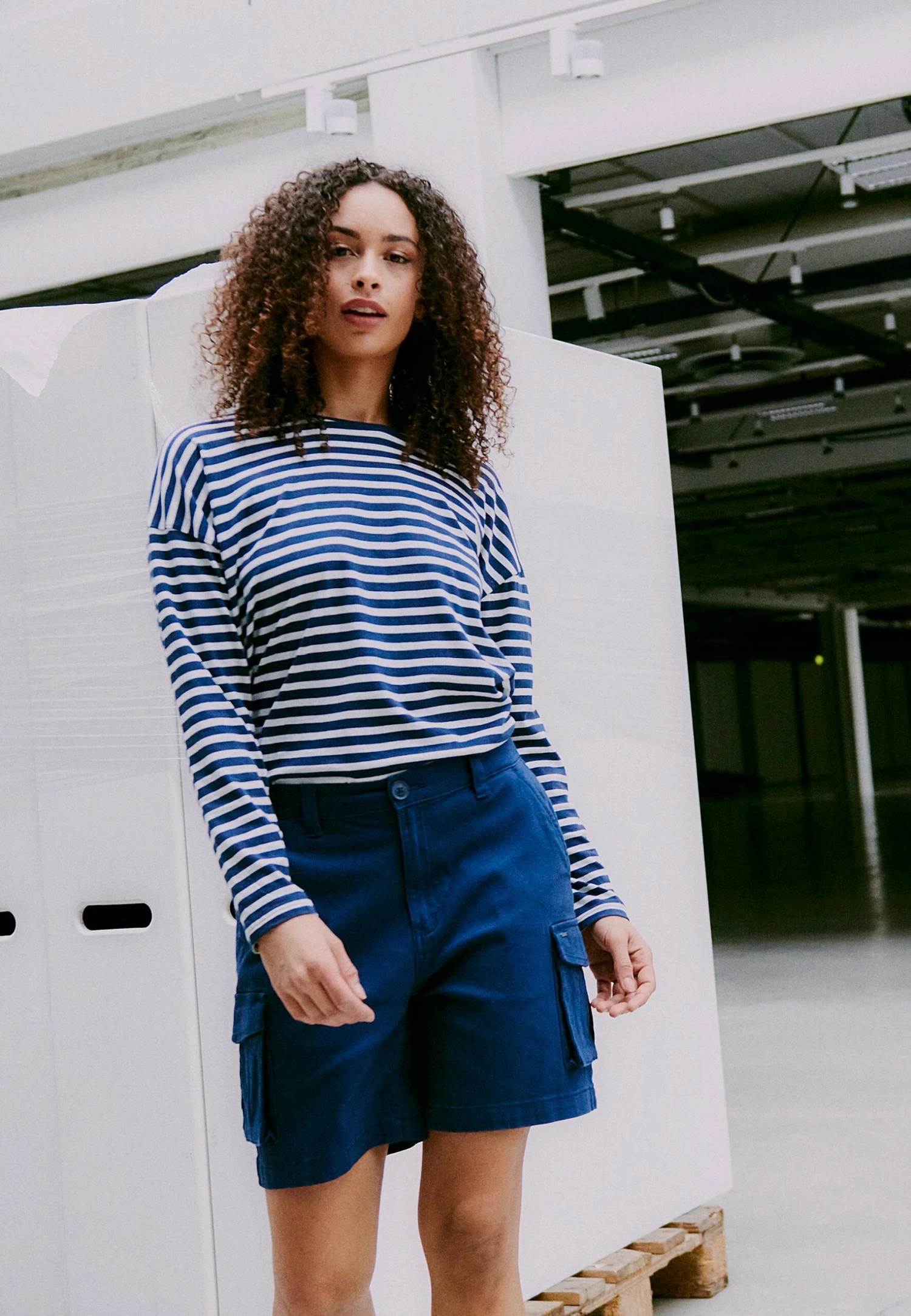 OXMO OXKVINNE REGULAR FIT - Shorts - Dress Blues 8 OXMO OXKVINNE REGULAR FIT - Shorts - Dress Blues - Image 8