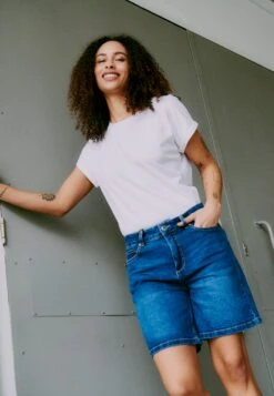 OXMO OXMIRA REGULAR FIT - Denim Shorts - Mid Blue Denim 16 OXMO OXMIRA REGULAR FIT - Denim Shorts - Mid Blue Denim -OXMO Store 7daf42c999fc4853aa79e7d32b240eea