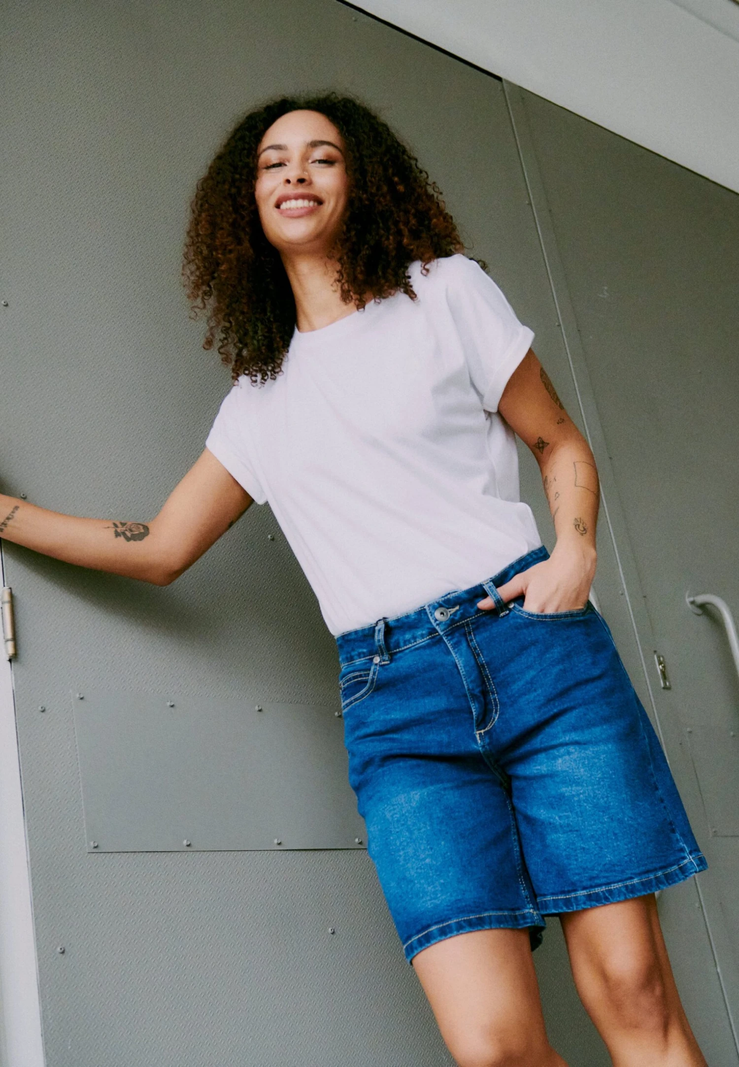 OXMO OXMIRA REGULAR FIT - Denim Shorts - Mid Blue Denim 7 OXMO OXMIRA REGULAR FIT - Denim Shorts - Mid Blue Denim - Image 7