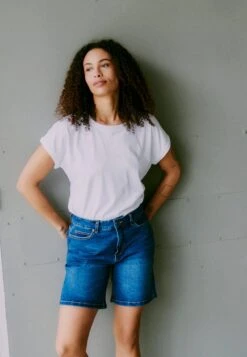 OXMO OXMIRA REGULAR FIT - Denim Shorts - Mid Blue Denim 15 OXMO OXMIRA REGULAR FIT - Denim Shorts - Mid Blue Denim -OXMO Store c312999ce3e642e882cfe0ae9df051af