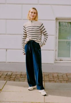 OXMO OXEBBA WIDE LEG - Tracksuit Bottoms - Dress Blues