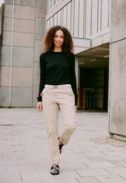 OXMO OXCHAKIRA - Chinos - Simple Tau 19 OXMO OXCHAKIRA - Chinos - Simple Tau -OXMO Store e16301f261d84d8e9f20c6f9836cb9f1