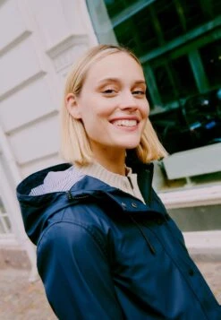 OXMO OXBECKY - Waterproof Jacket - Dark Blue 20 OXMO OXBECKY - Waterproof Jacket - Dark Blue -OXMO Store e6fbfdeb3afb43e7887c33aa8d00f9b6