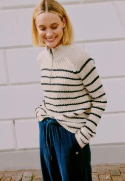 OXMO OXEBBA WIDE LEG - Tracksuit Bottoms - Dress Blues -OXMO Store f3721411618e4f7abf99ab9cb7d61a87