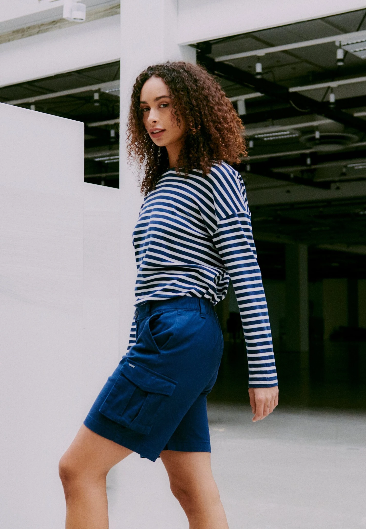 OXMO OXKVINNE REGULAR FIT - Shorts - Dress Blues 6 OXMO OXKVINNE REGULAR FIT - Shorts - Dress Blues - Image 6